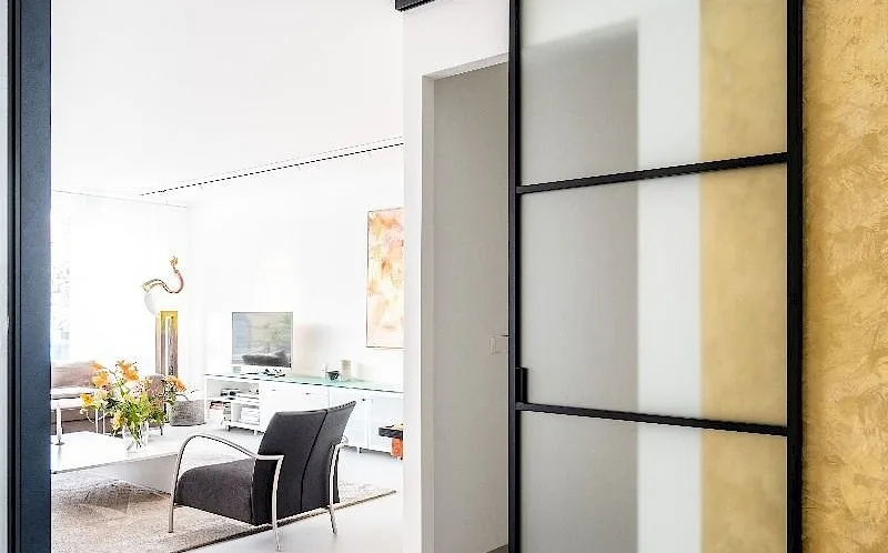 Industrieel stalen deur uit mat glas