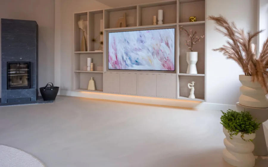Woonkamer met lichtgrijze gietvloer kleur Kiezel