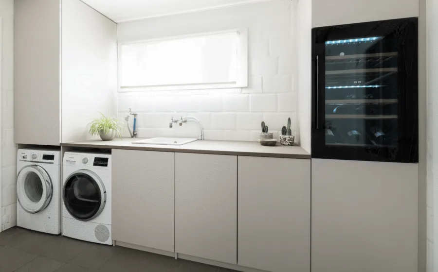 Licht grijze wasmachine kas top maat met wijnfrigo