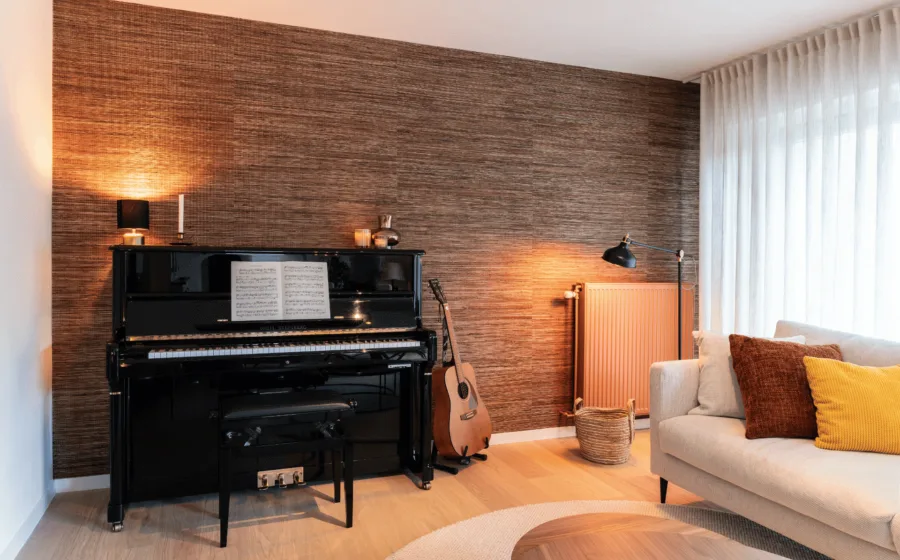 Bruin behang in de woonkamer