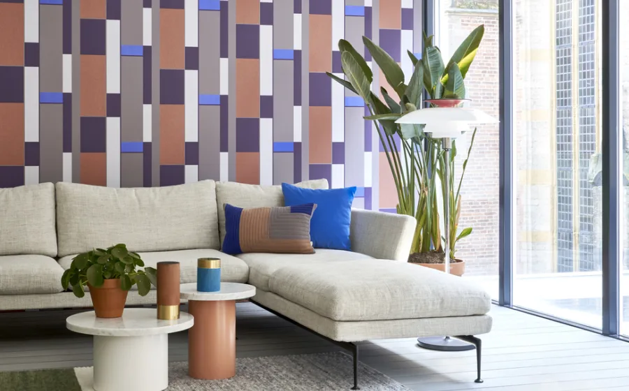 gekleurd HookedOnWalls behang in de woonkamer