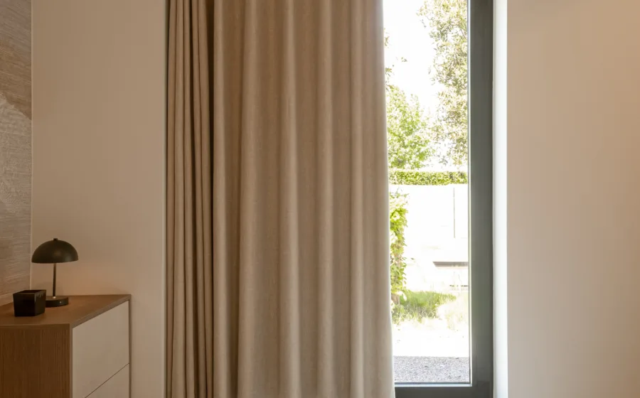 Beige gordijnen in de slaapkamer