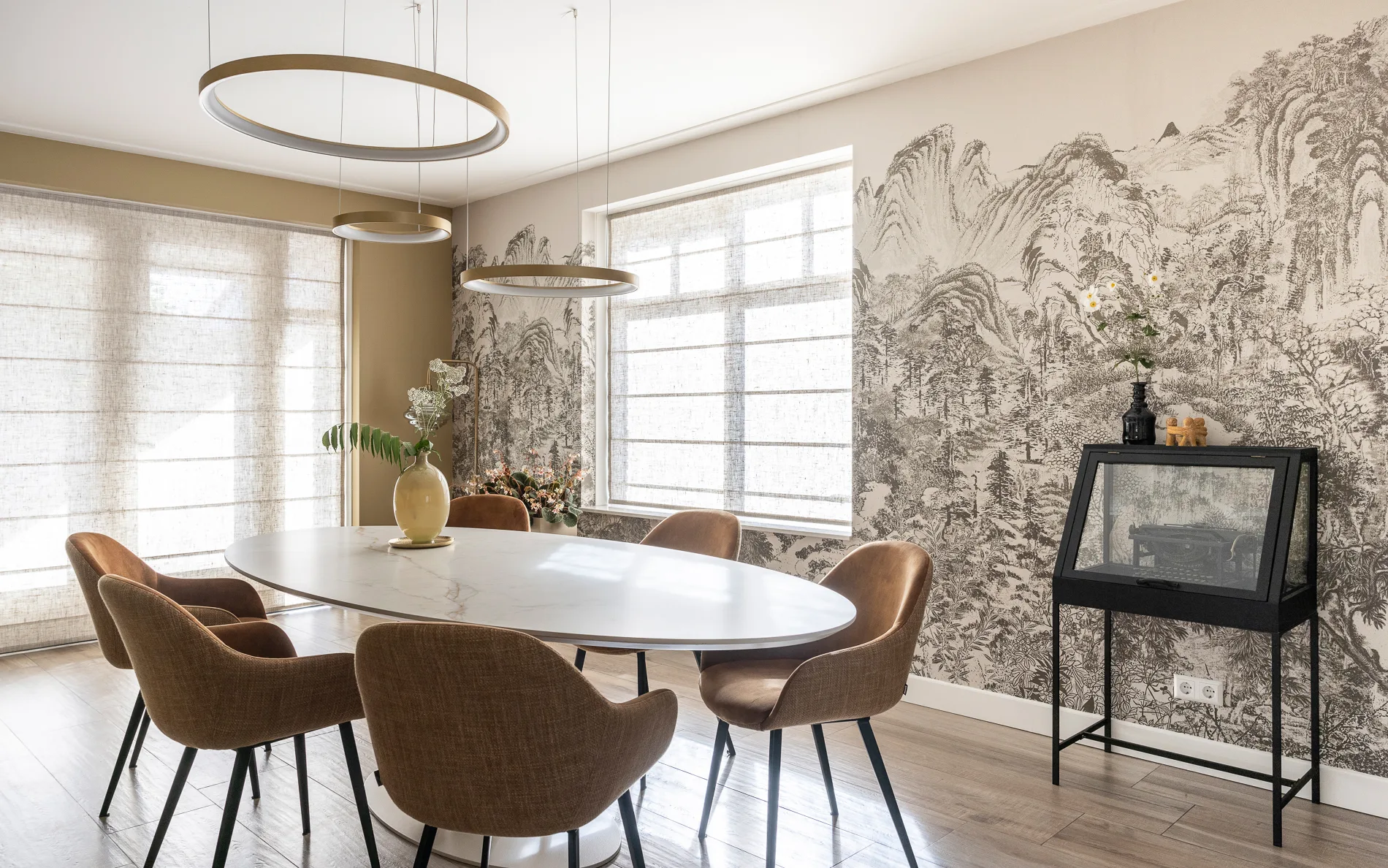 Warm kleurrijke eetkamer bij Aanhuis