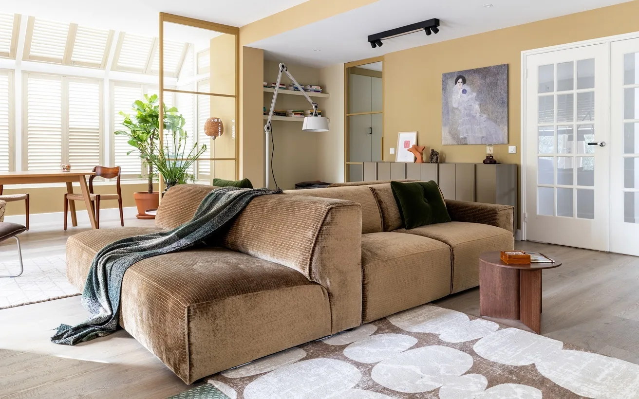 Woonkamer met knusse hoekjes voor het hele gezin. Aanhuis.be