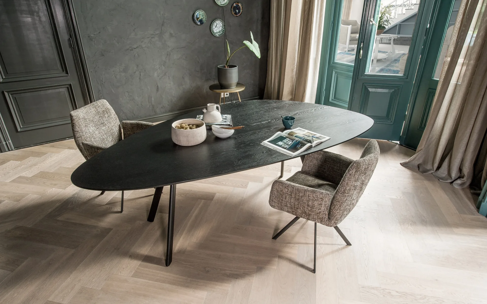 Een tafel met organische vormen van Forme