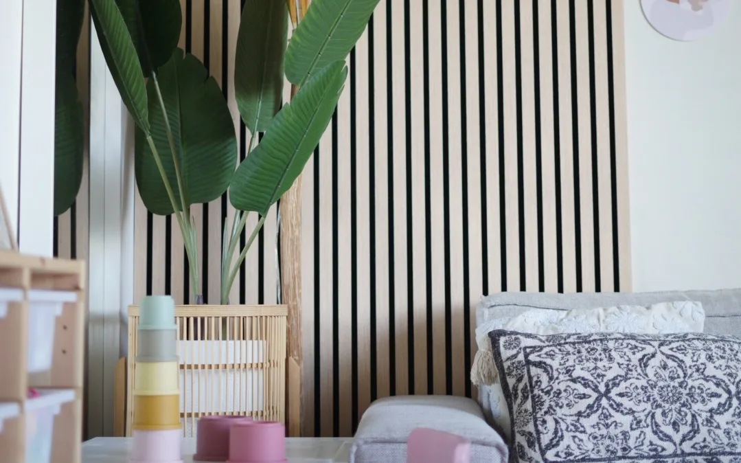 Wandpanelen van Akupanel achter de bank