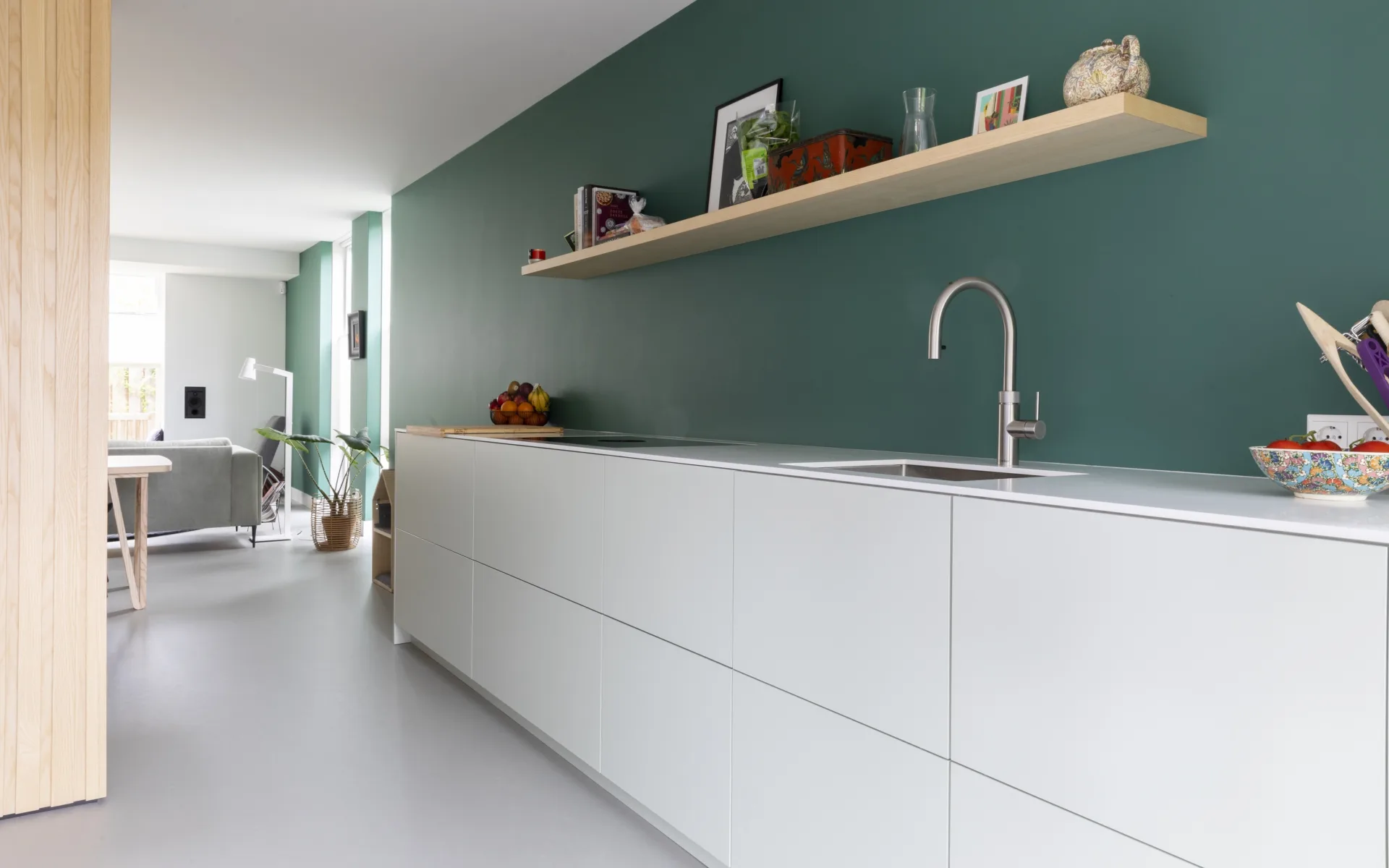 Scandinavische keuken met een natuurlijke Forbo betonlook vloer.