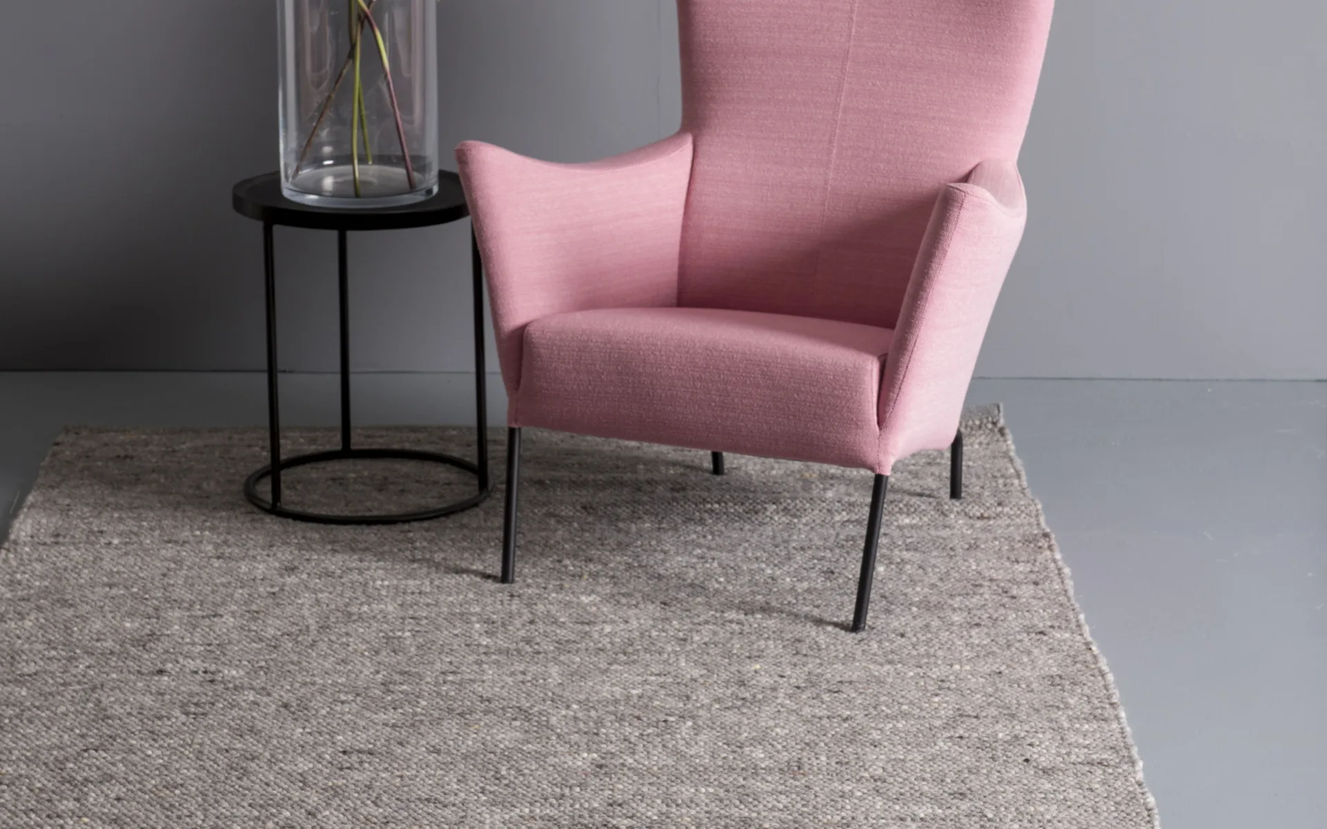 Bruin rechthoekig vloerkleed van Brinker op een betonlookvloer