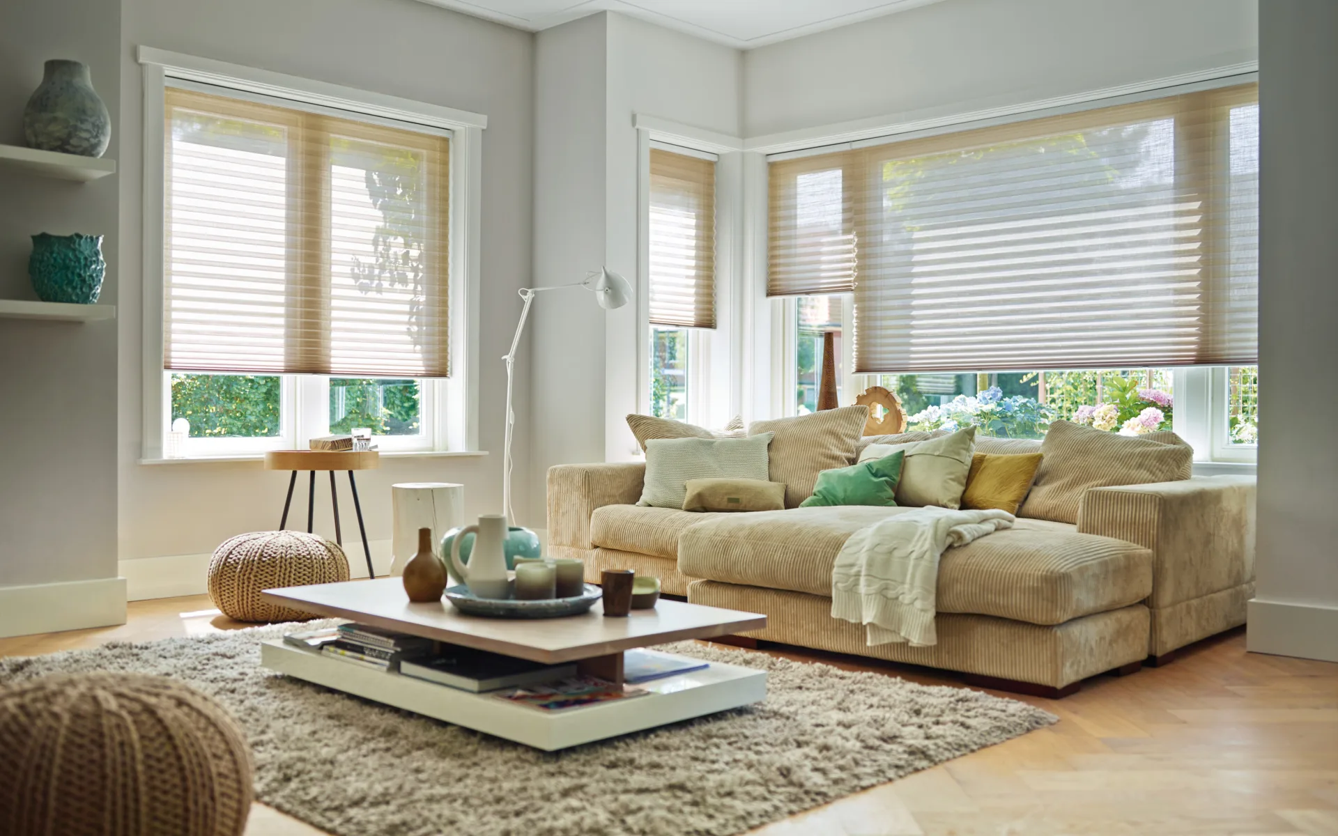 Beige dupligordijnen van multisol in de woonkamer