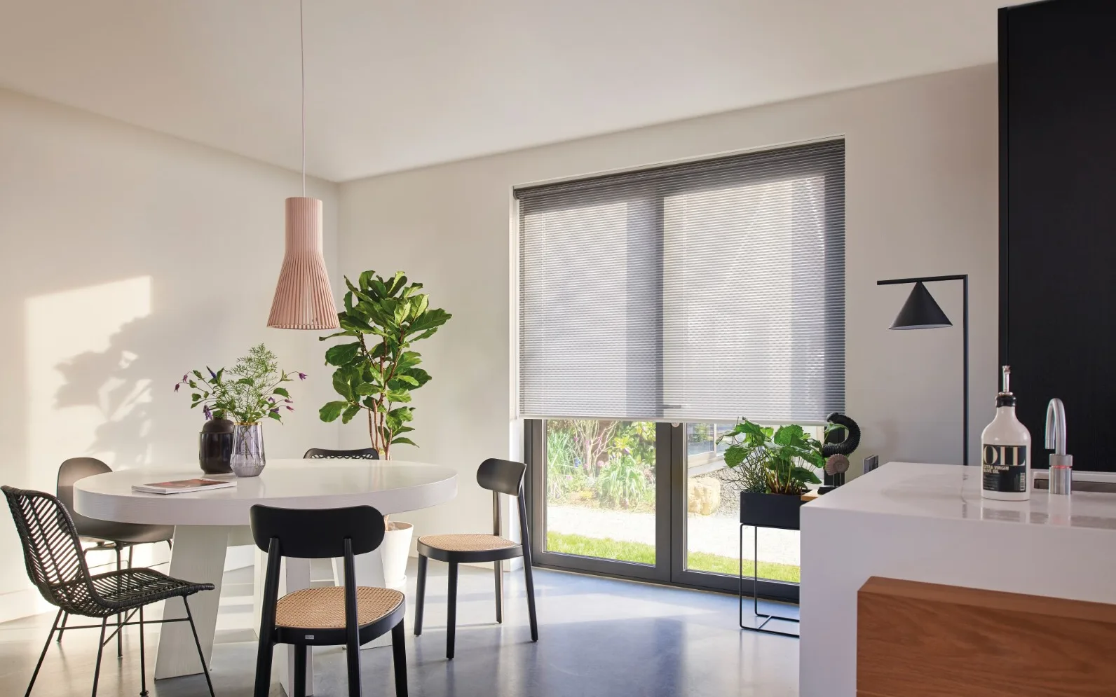 Witte raamdecoratie van multisol in de keuken