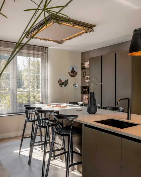 Modern strak van eetkamer in Den Haag