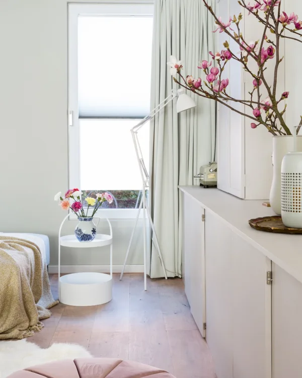 Witte plissés in de woonkamer