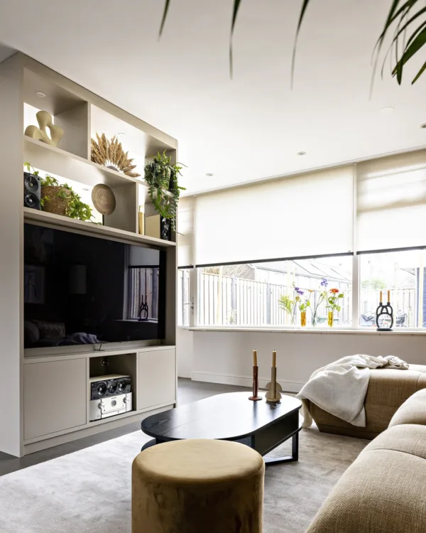 Montage van een kast op maat bij Aanhuis