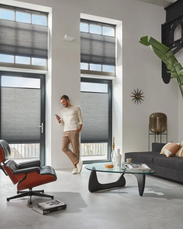 Elektrische raamdecoratie van Luxaflex voor hoge ramen