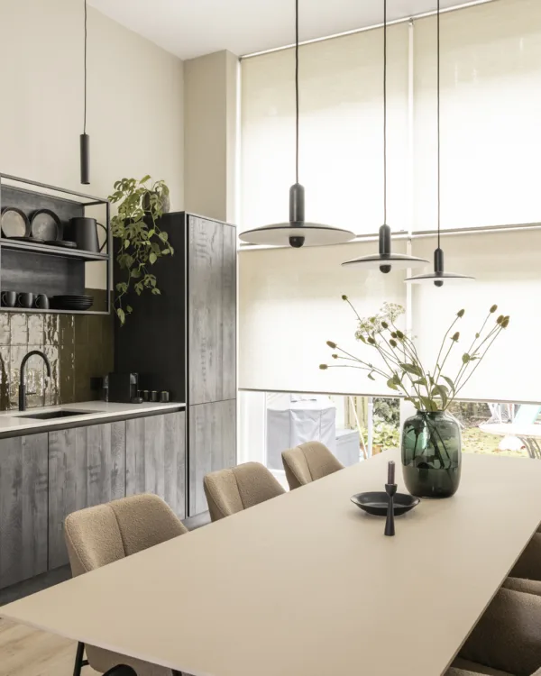 Elektrische rolgordijnen van Luxaflex in de keuken