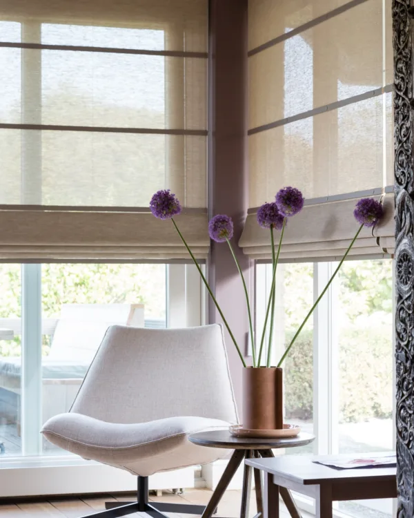 Beige semi transparante vouwgordijnen