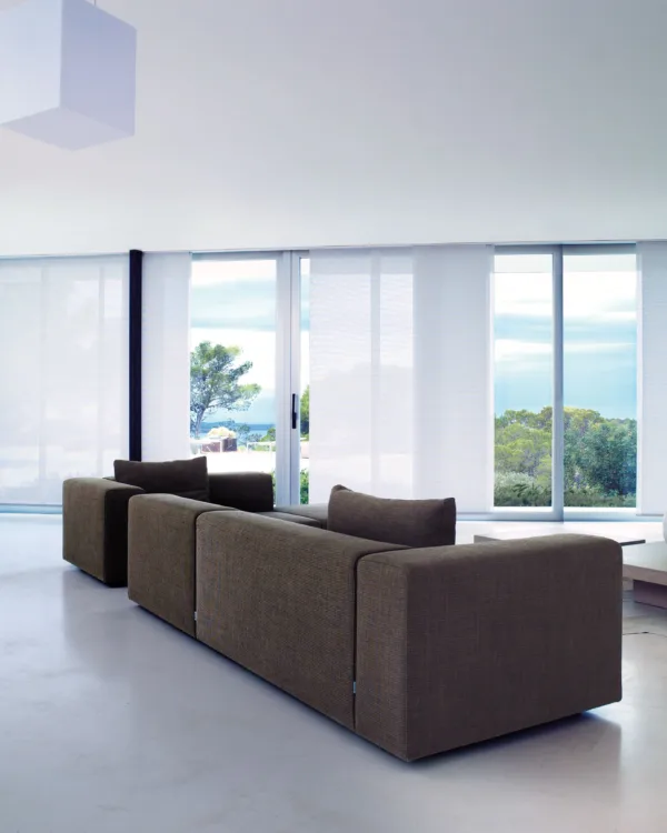 Paneelgordijnen op maat in de woonkamer