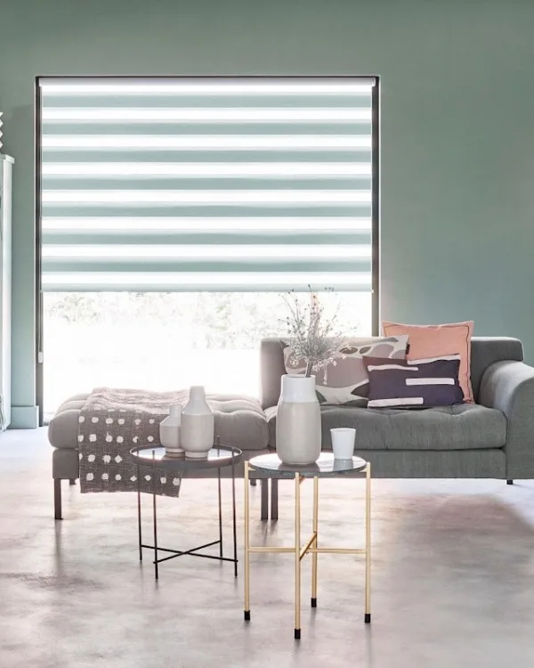 Groene duorolgordijn van bece in de woonkamer