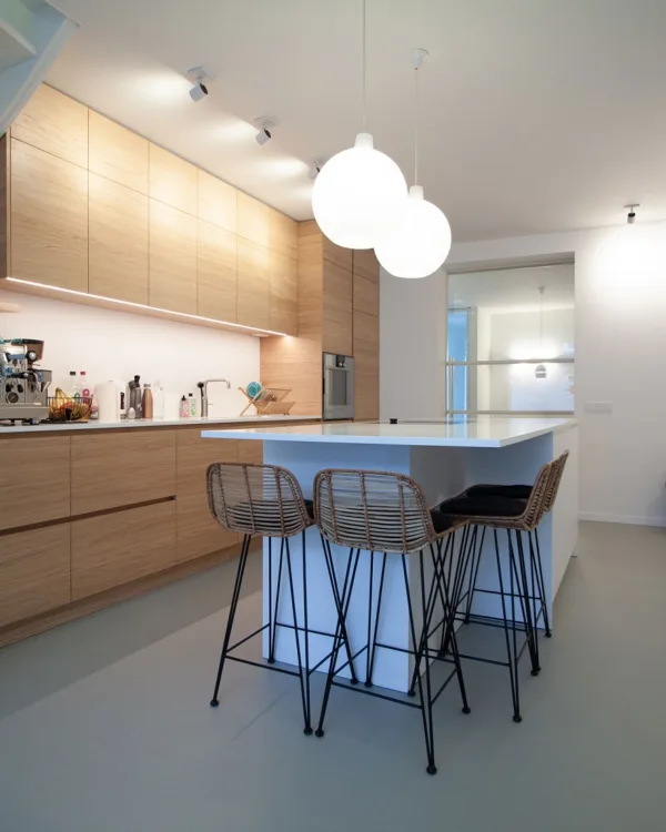 Gietvloer in woonkeuken Scandinavische stijl