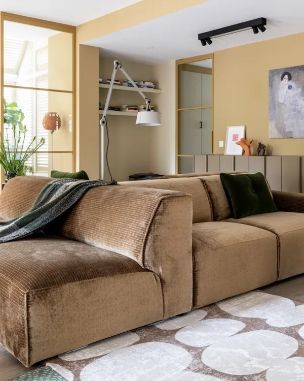 Woonkamer met knusse hoekjes voor het hele gezin. Aanhuis.be