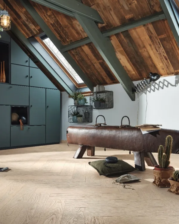 Houten fineerparketvloer in de slaapkamer