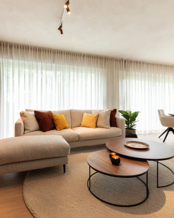 Woonkamer met inbetweens, parketvloer, vloerdkleed en behang