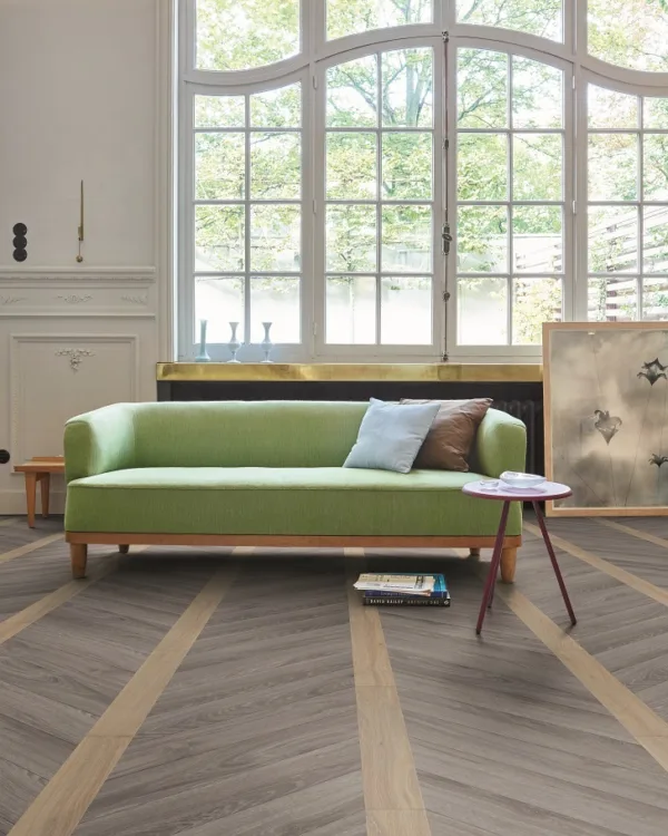 Vinyl vloer met patroon in klassieke woonkamer met chaise longue.