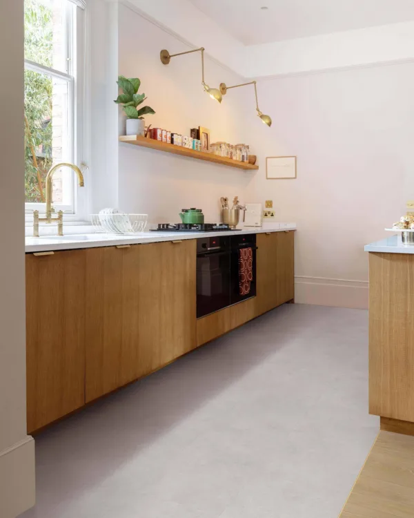 Keuken met waterbestendige vinylvloer tegel, houten kasten en marmeren werkblad.