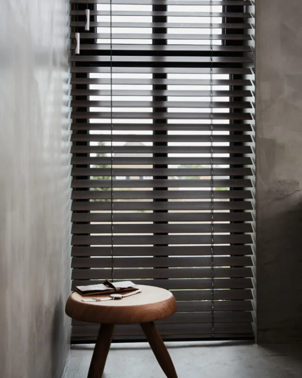 Horizontale jaloezieen hout Luxaflex zwart