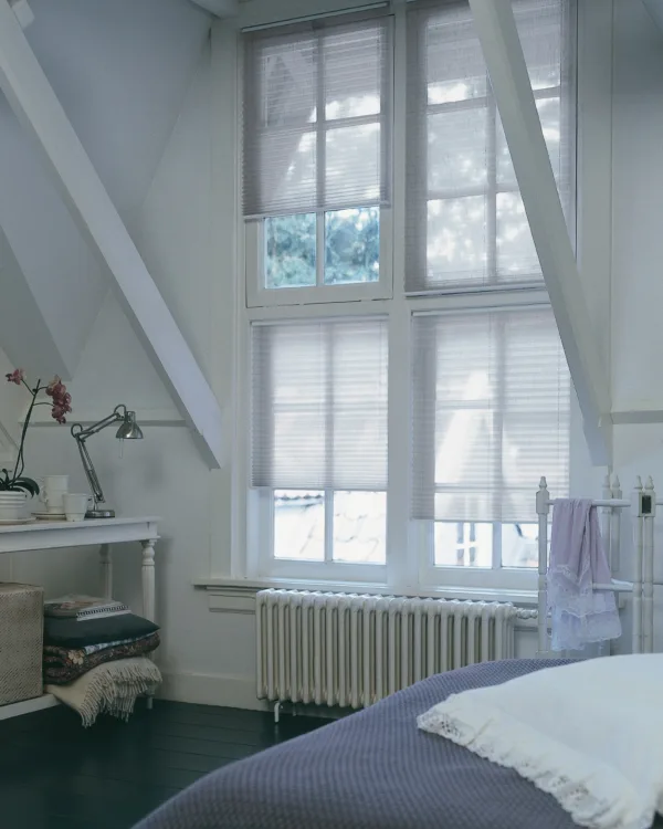 Lichte plissé gordijnen in de slaapkamer