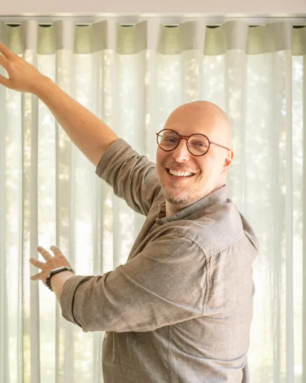 Bart Appeltans in make-over Scandinavian Chic met kast op maat en gordijnen