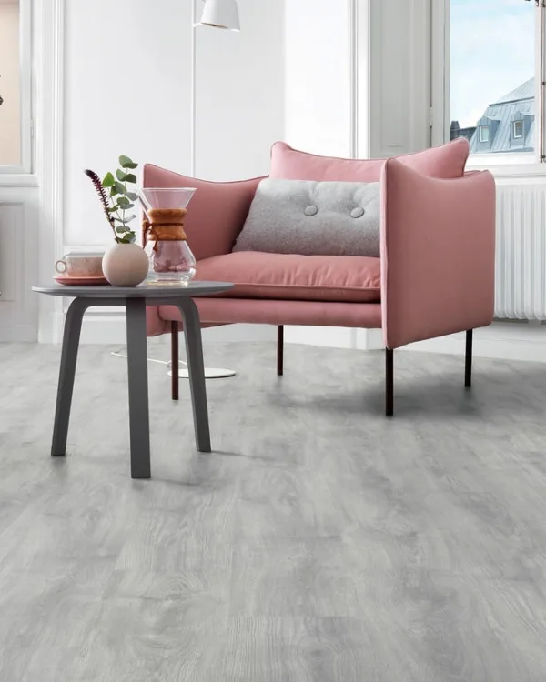 Licht grijze laminaat vloer in de woonkamer