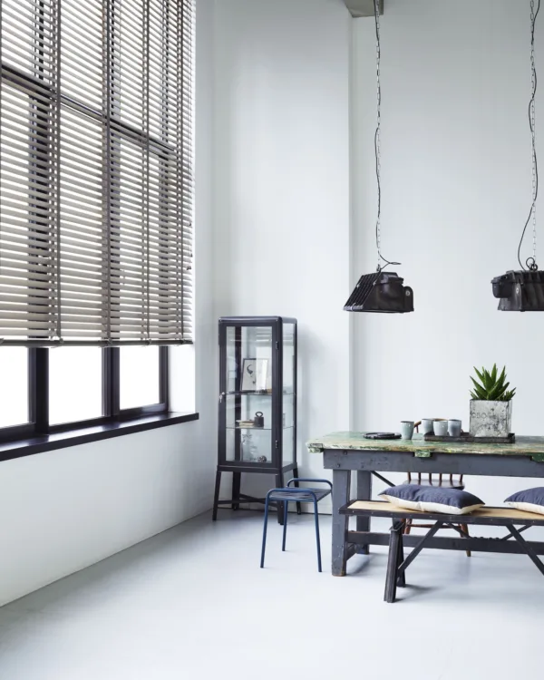 Bruine houten jaloezieën in de eetkamer