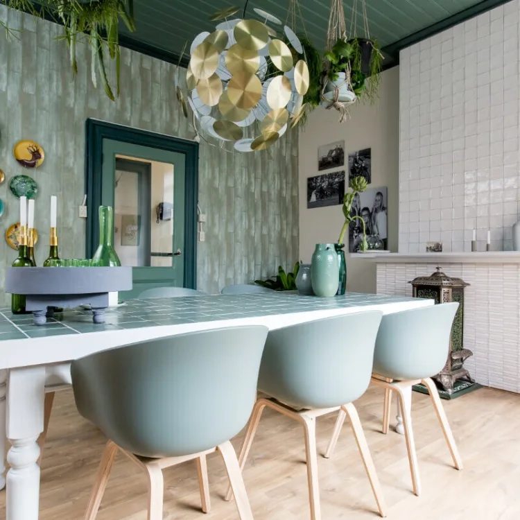Botanisch groen met tafel en stoelen