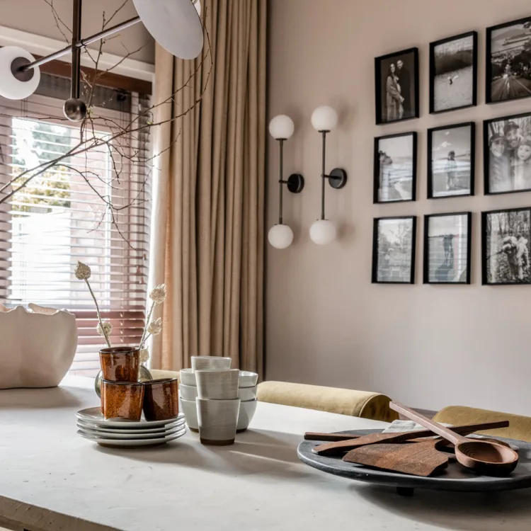 Gordijnen op maat gecombineerd met raamdecoratie voor een sfeervol interieur