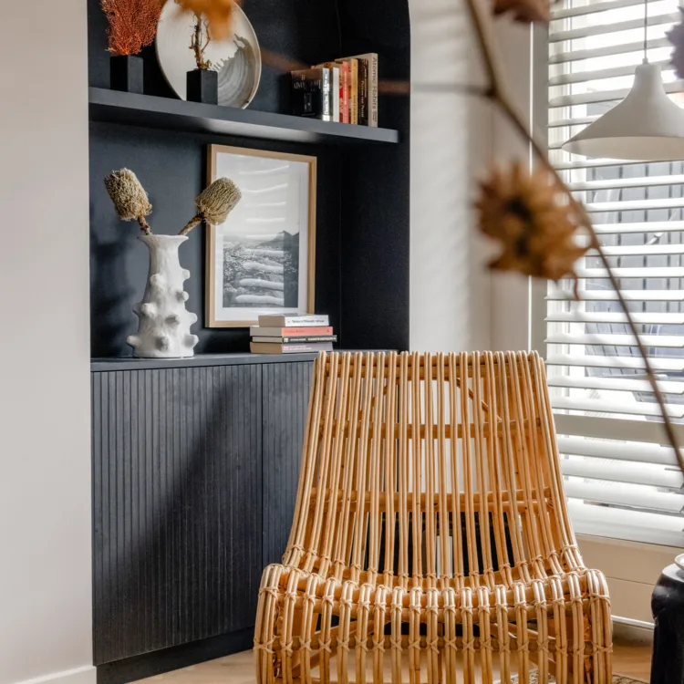 Sfeerfoto van zithoek met kast op maat