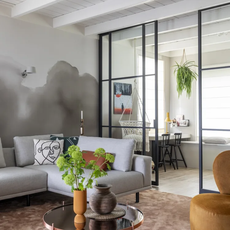 Stalen pui voor een indeling van woonkamer en kantoorplek aan huis.