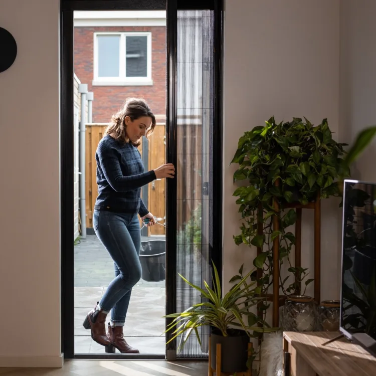 Plissé vliegenramen voor een deur