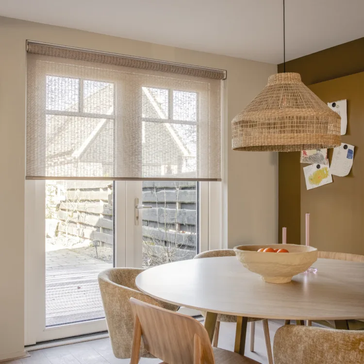 Basic naturel woonstijl met warme kleuren en natuurlijke materialen