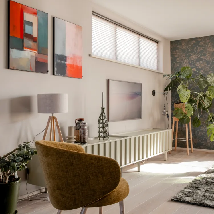 Warme kleuren met veel groen in de woonkamer