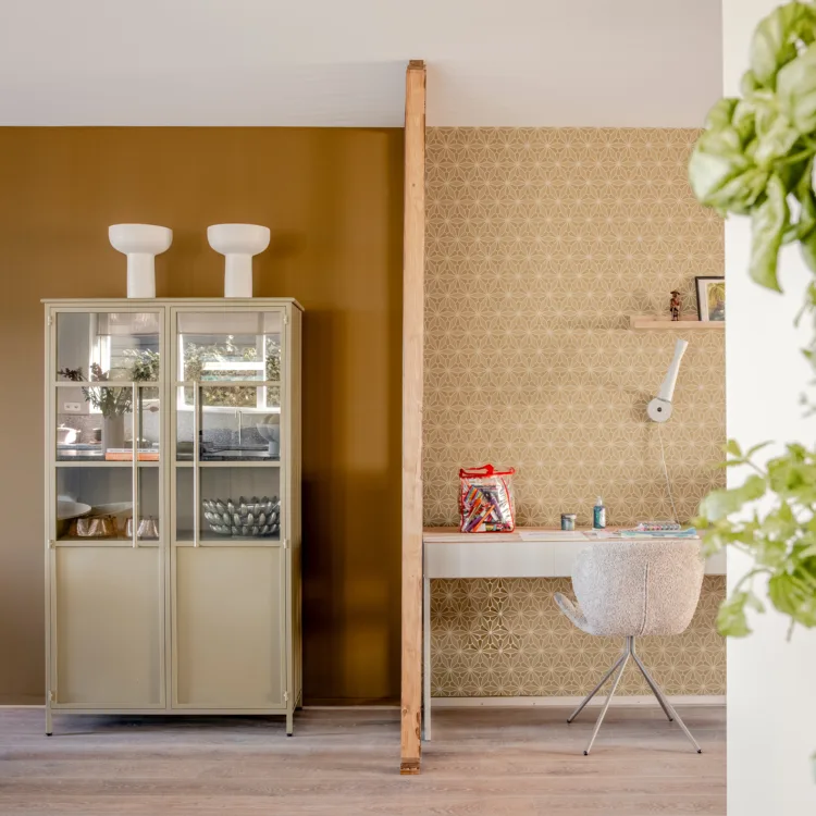 Verf en behang combinatie in de woonkamer