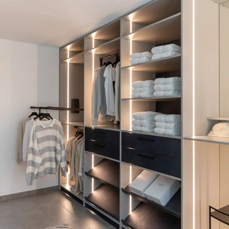 Een inloopkast op maat is met LED verlichting verkrijgbaar, praktisch en mooi.