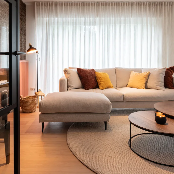 Parketvloer met vloerkleed en inbetweens in de woonkamer