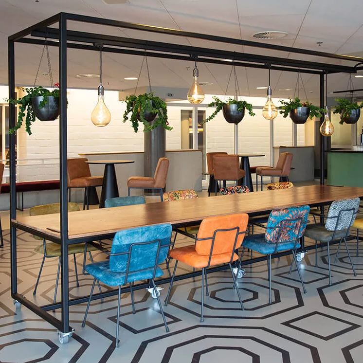 Unieke kleurrijke stoelen van Het Anker voor in de eetkamer