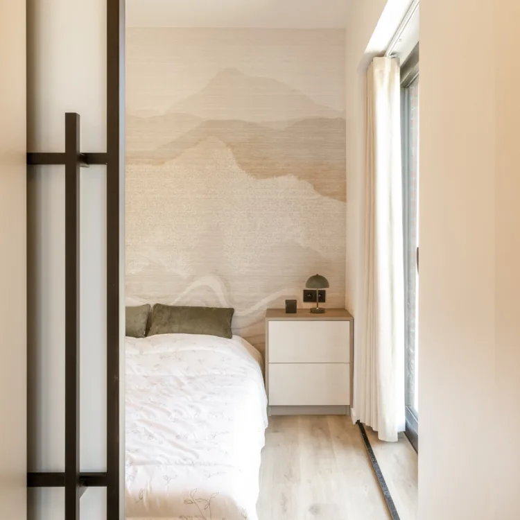 Metalen deur en Masureel behang in de slaapkamer