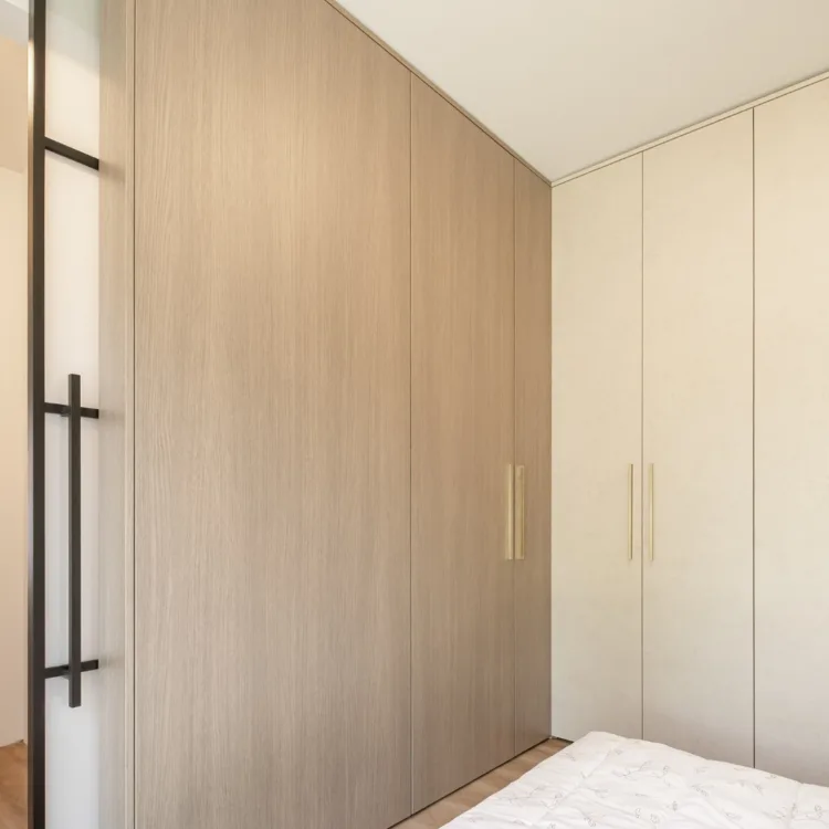 Kast op maat in de slaapkamer en metalen schuifdeur
