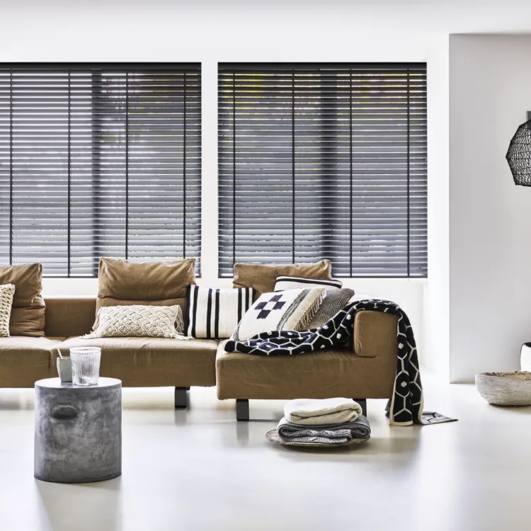 Zwarte houten jaloezieën van Bece in de woonkamer
