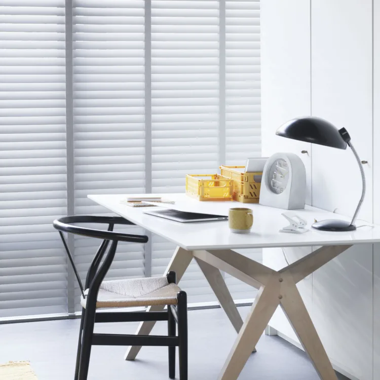 Witte houten jaloezieën